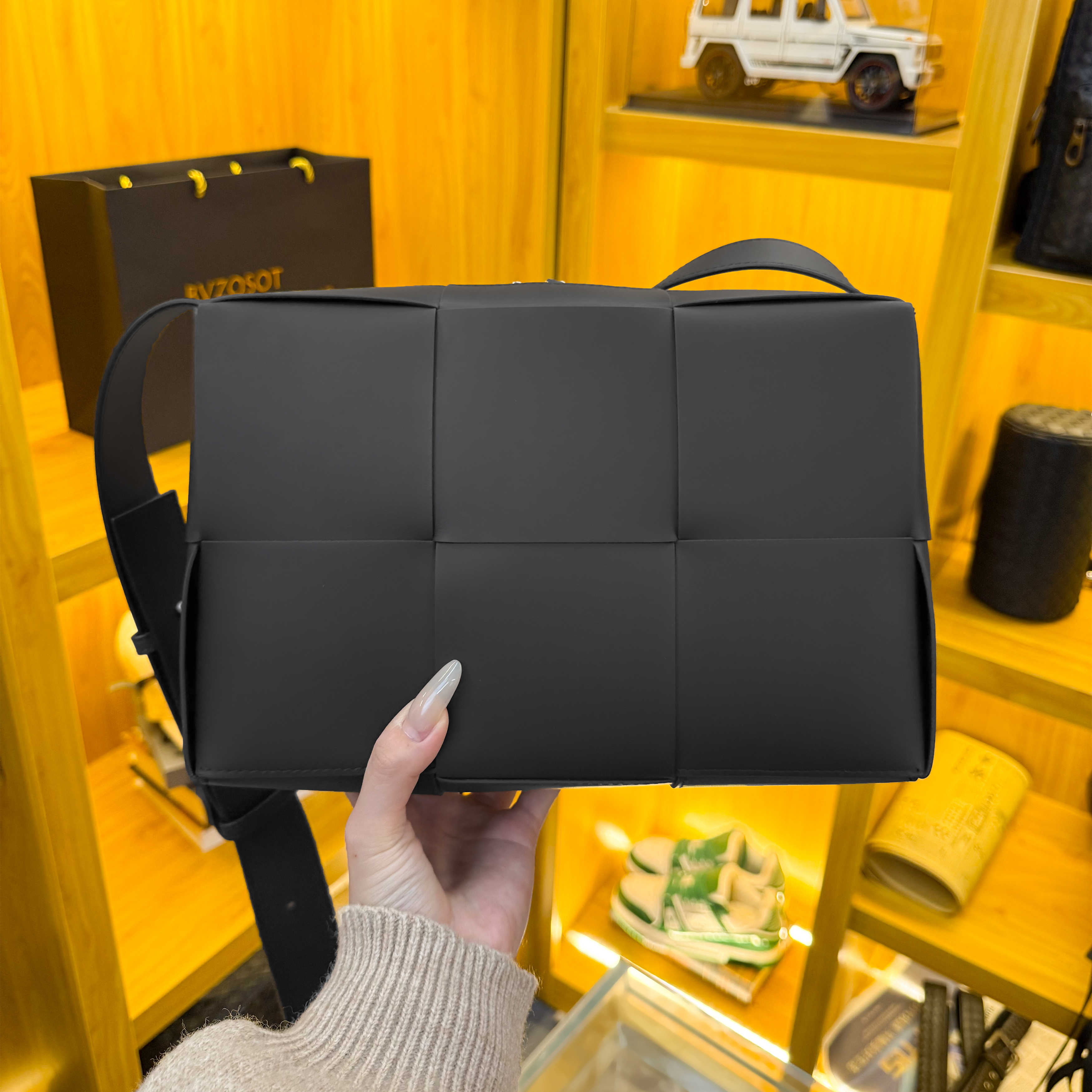 BVZOSOT VOLUME头层胎牛皮纯手工编织单肩斜挎拉链款方块包男士