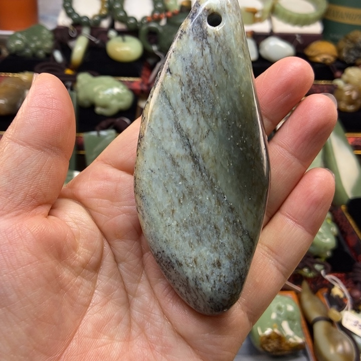 未镶嵌岫岩河磨玉（透闪石质玉）把件