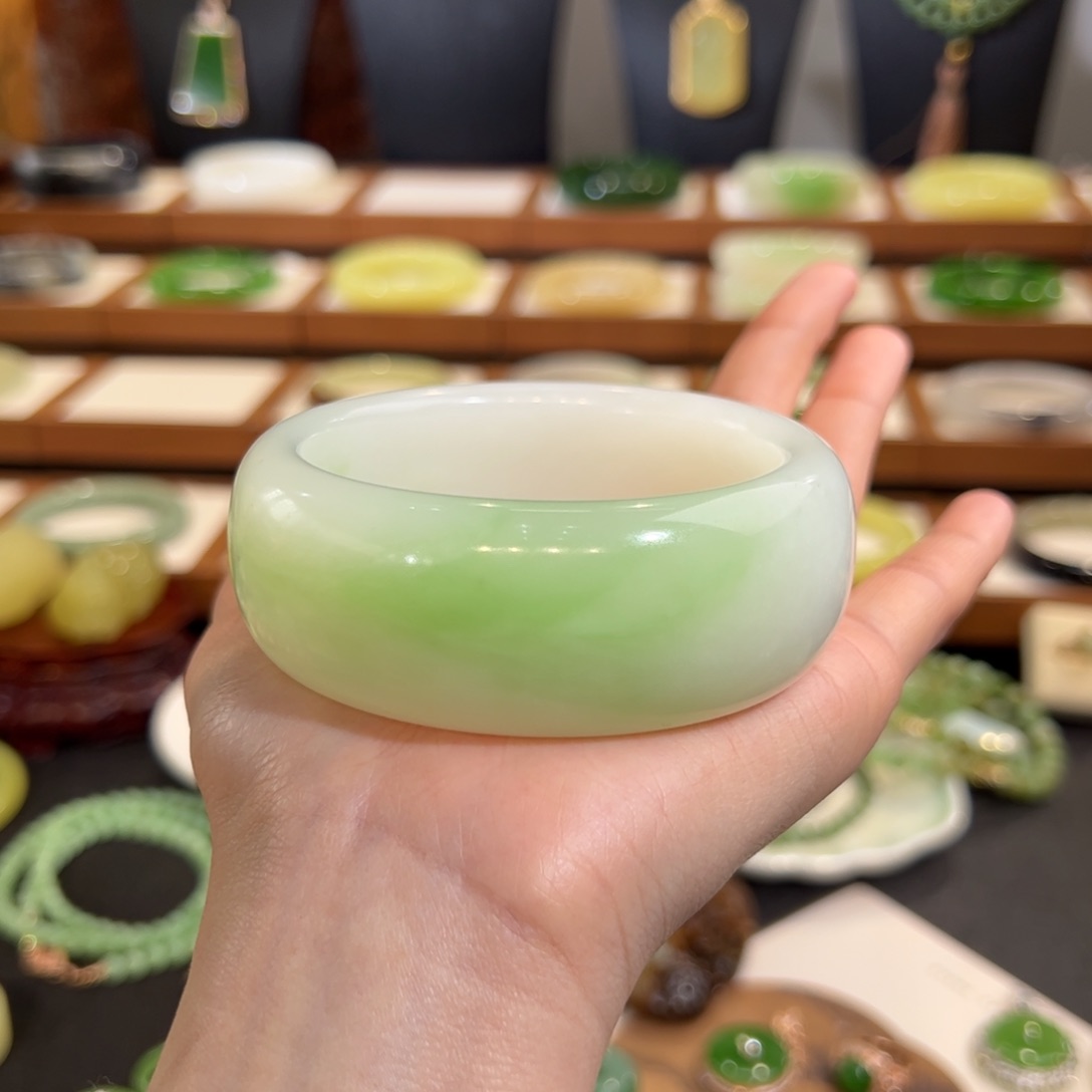 和田玉手镯未镶嵌轮胎白底翠60