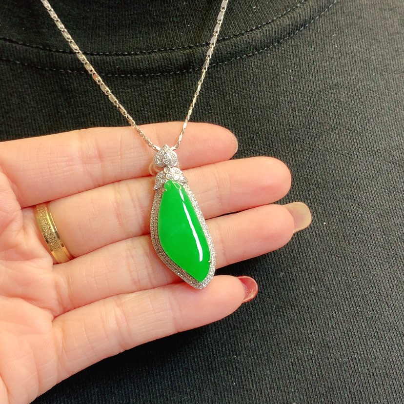 【闪购商品】翡翠吊坠(赠链)18K金镶嵌