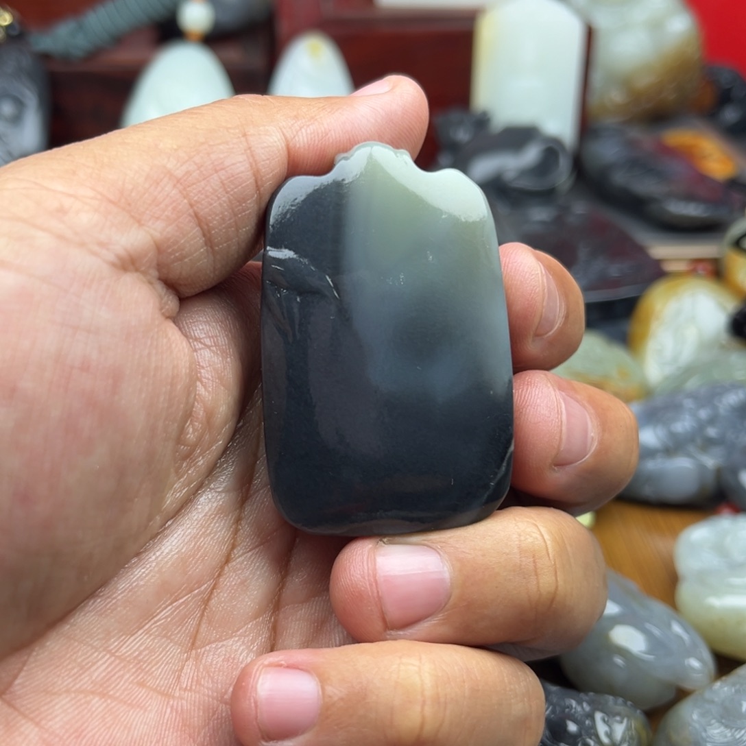 和田玉颈饰未镶嵌初**。