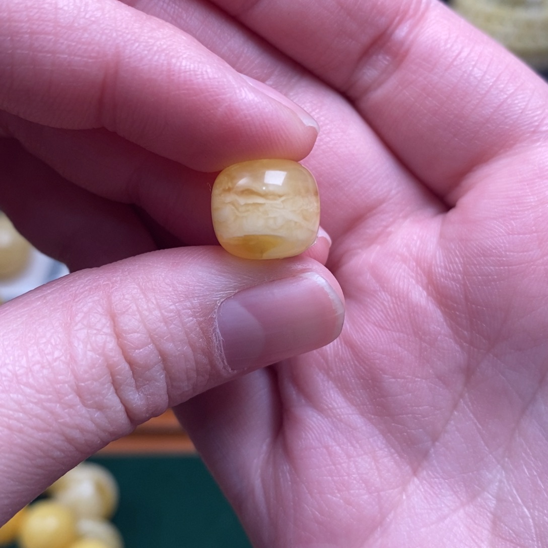 风***由蜜蜡未镶嵌珠宝奇石