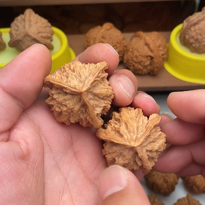 亚***辉文玩核桃吊坠盘山