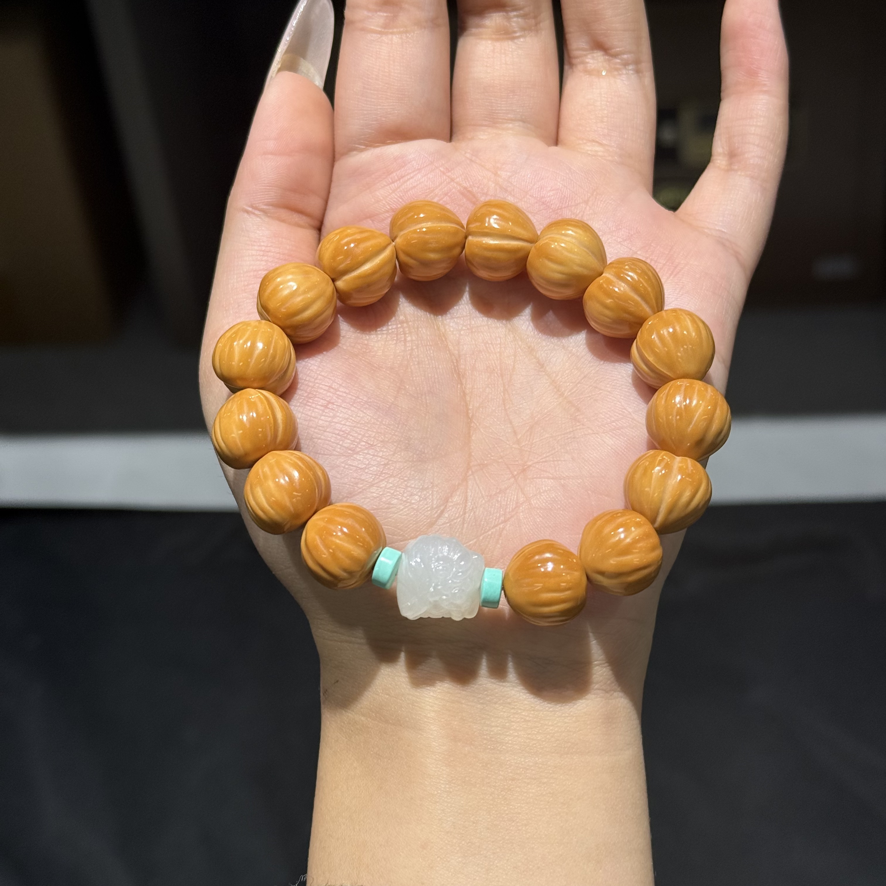 和田玉颈饰未镶嵌醒狮屁桃门总拍一发一