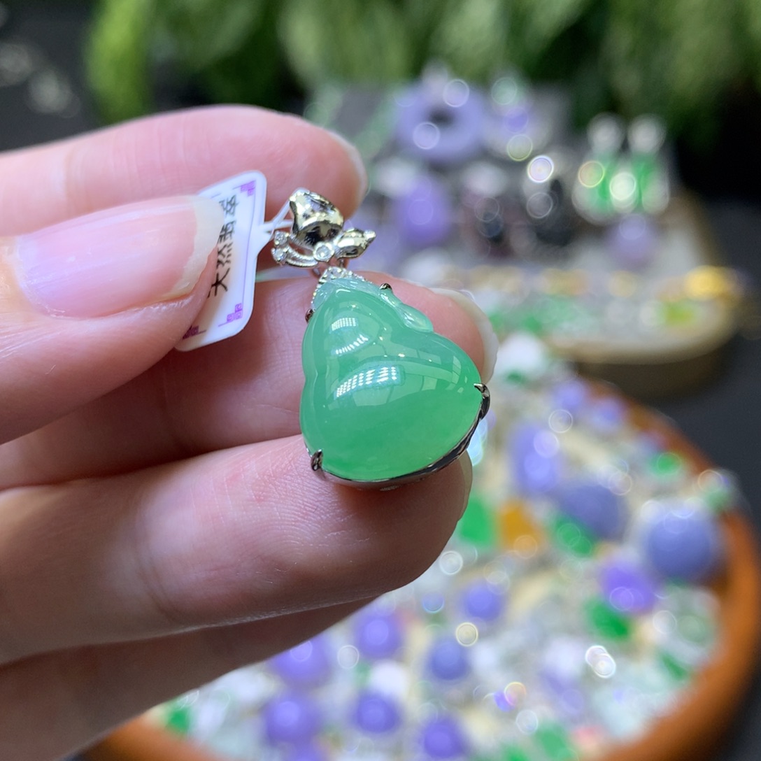 颈饰18K金镶嵌翡翠