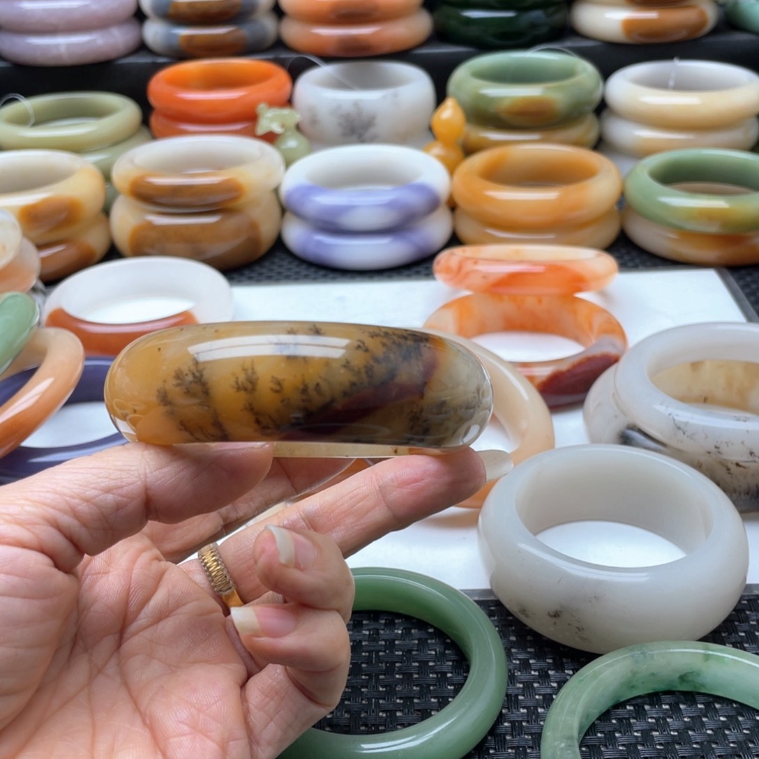 石英质玉手镯未镶嵌小*哥