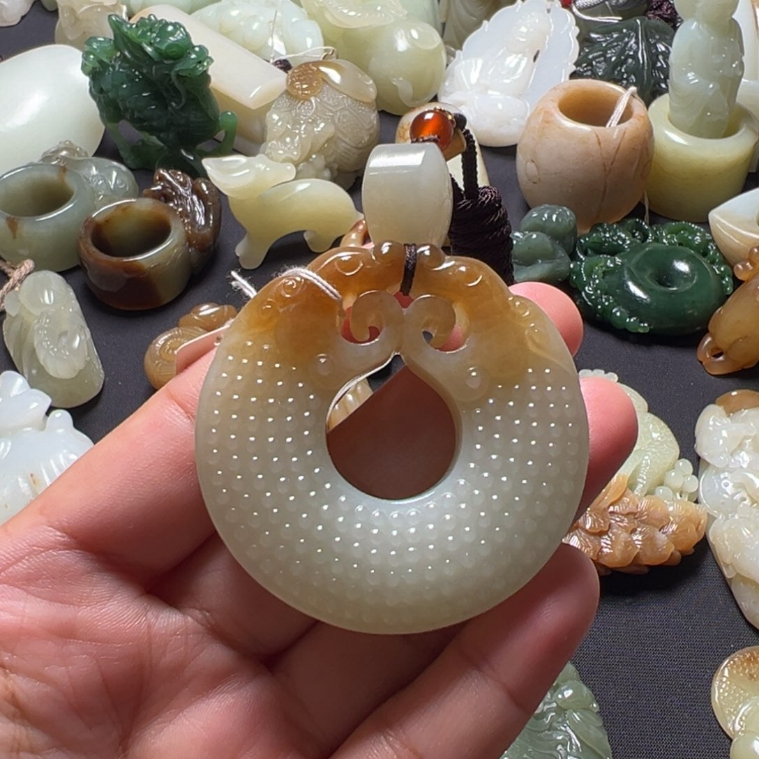 东***风和田玉未镶嵌颈饰