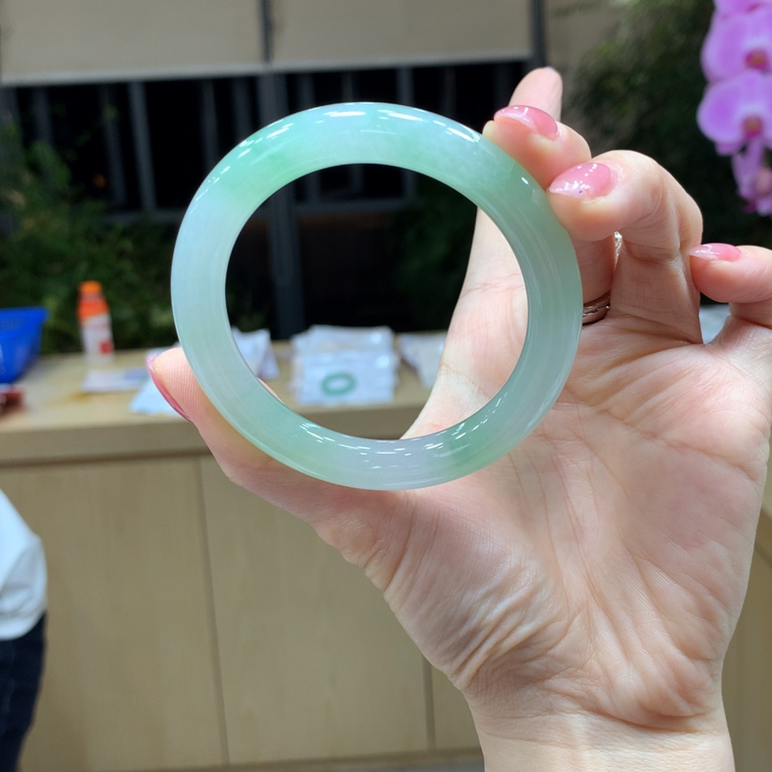 翡翠手镯未镶嵌不退不换