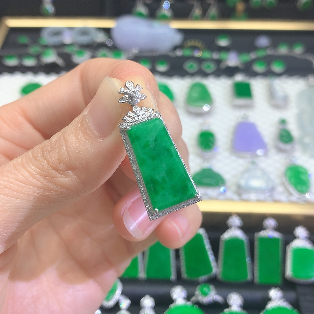 颈饰18K金镶嵌翡翠吊坠