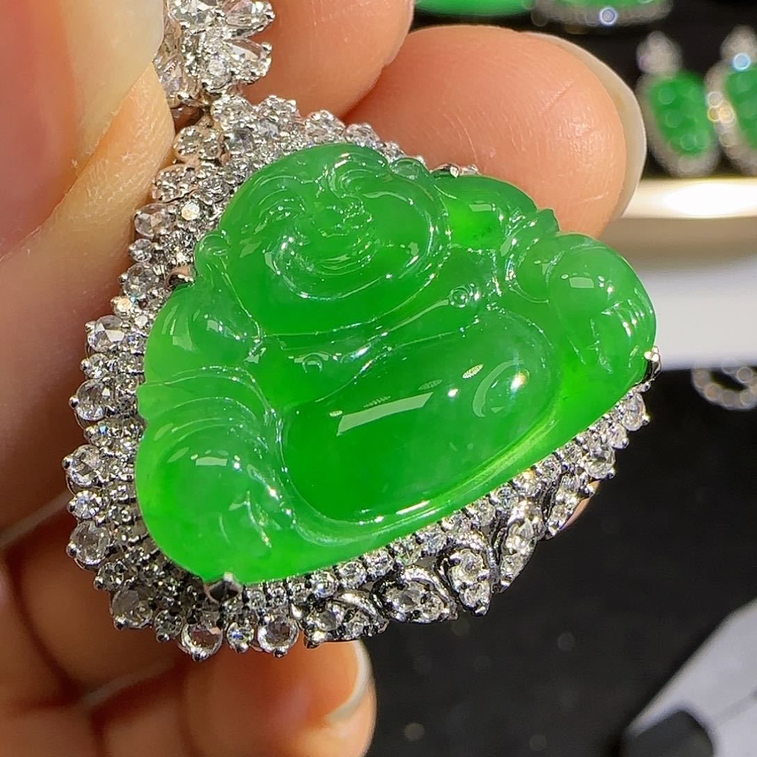 翡翠颈饰18K金镶嵌。