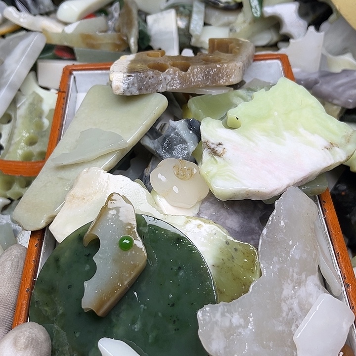 未镶嵌和田玉（翠青玉）珠宝奇石“****”