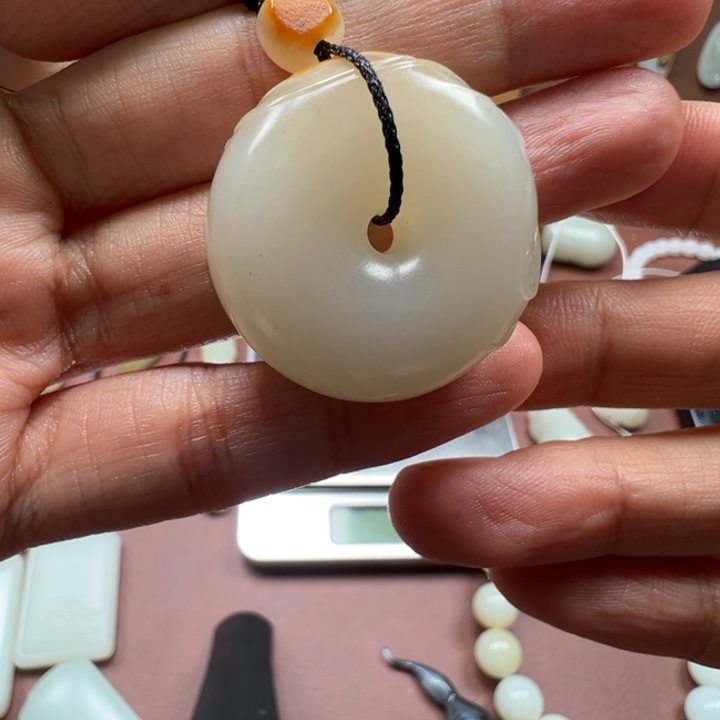 和田玉未镶嵌颈饰平安扣