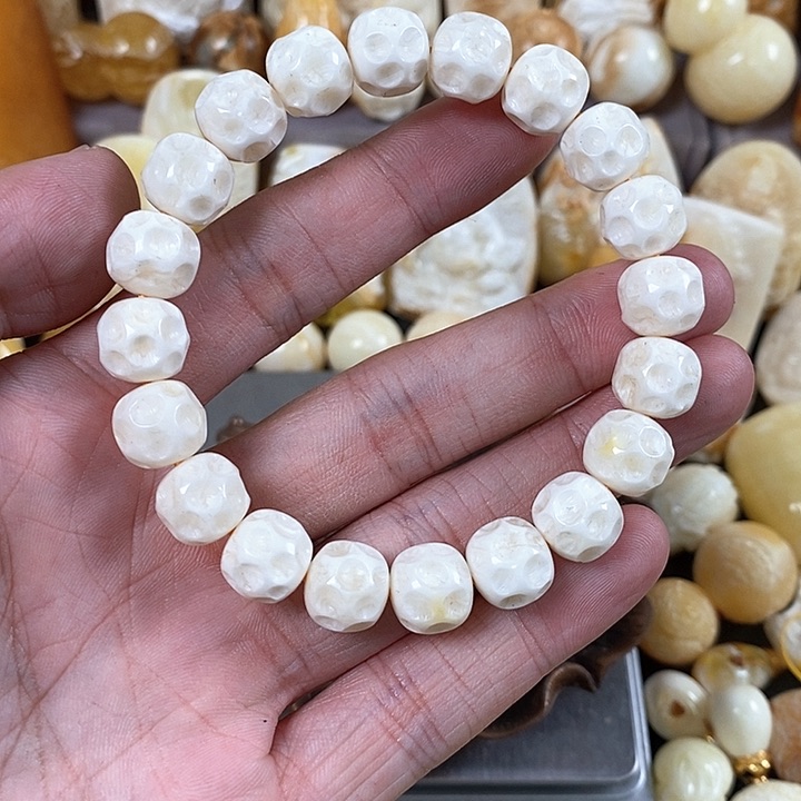 琥珀裸石未镶嵌与*白我