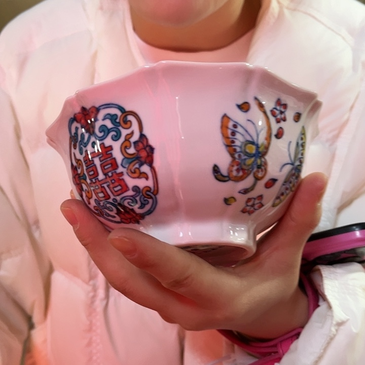 瓷片///////直径15厘米。红。