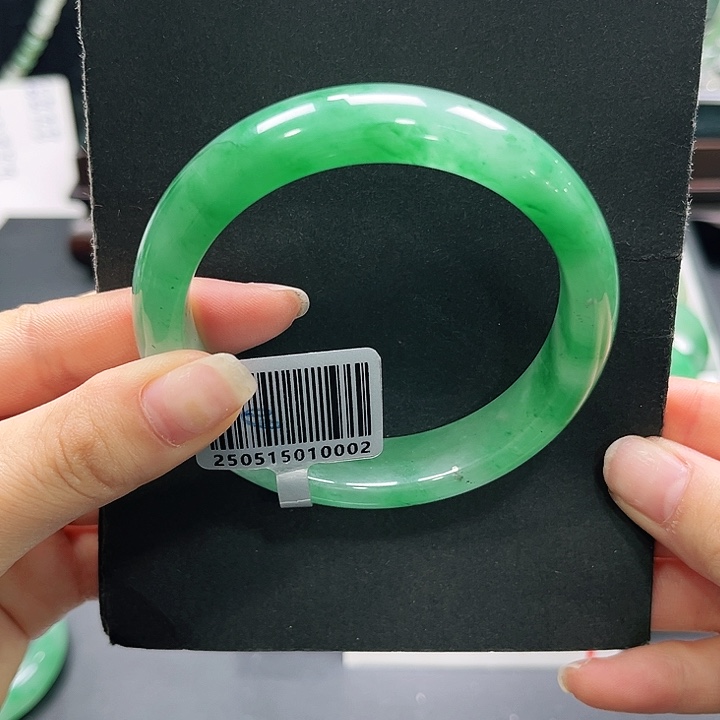 杮***意石英质玉（非洲翠）未镶嵌手镯