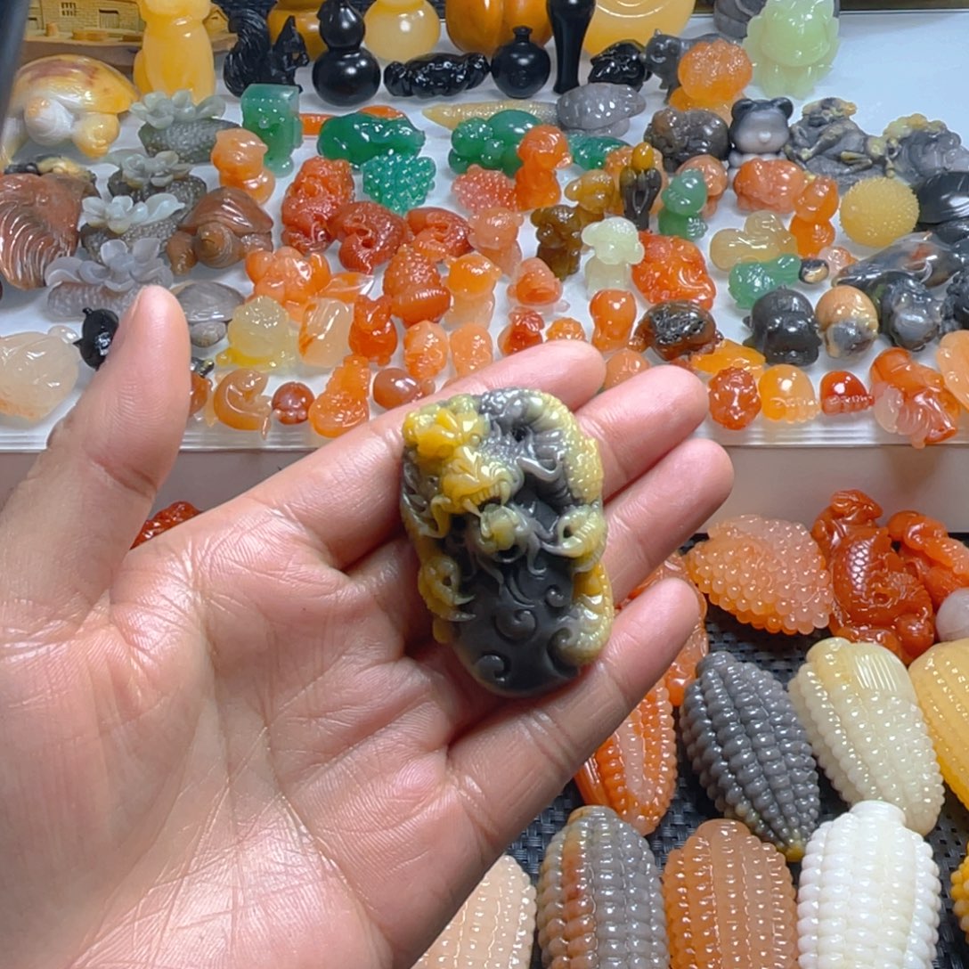 宏***团石英质玉（金丝玉）未镶嵌颈饰