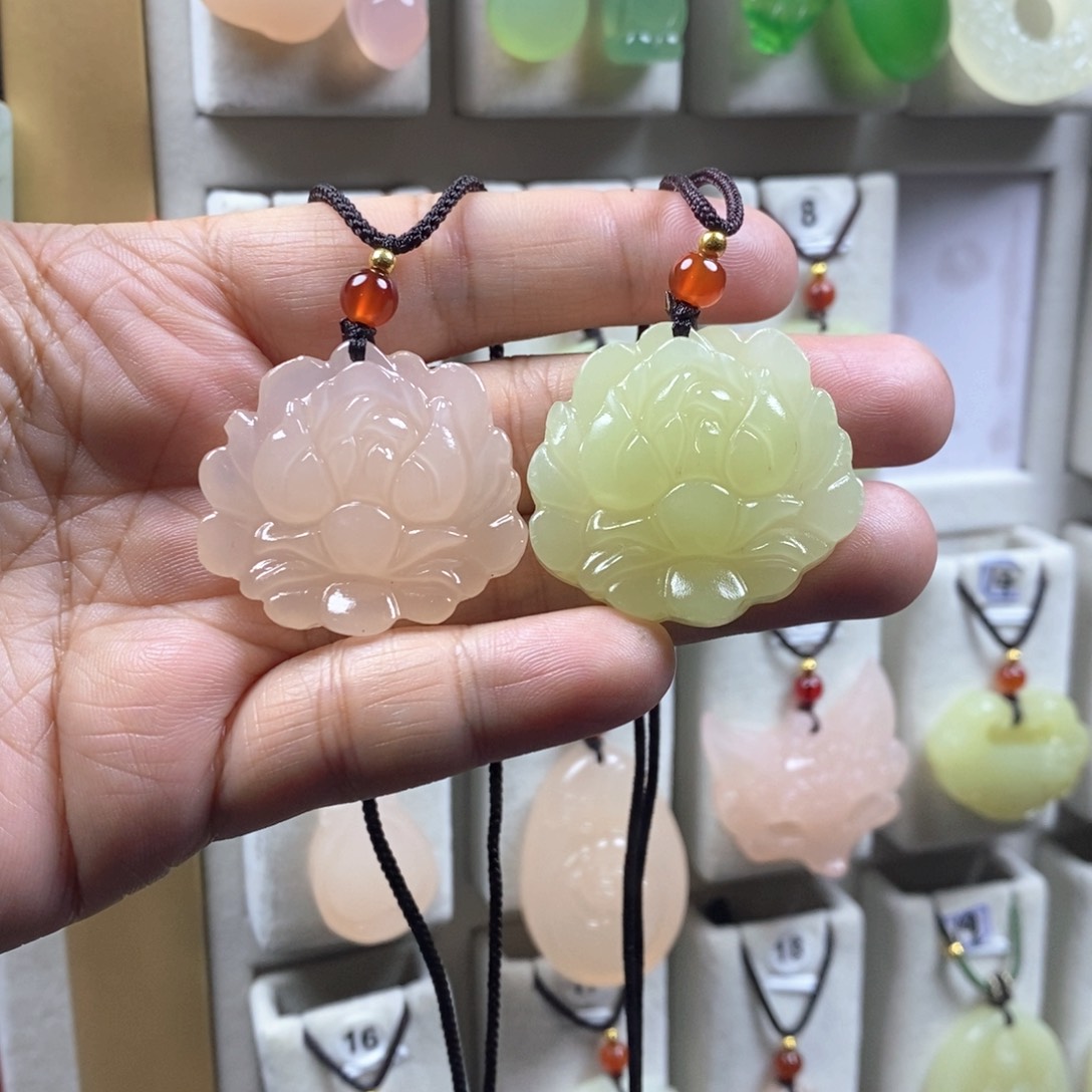 颈饰未镶嵌石英质玉（金丝玉）小**?