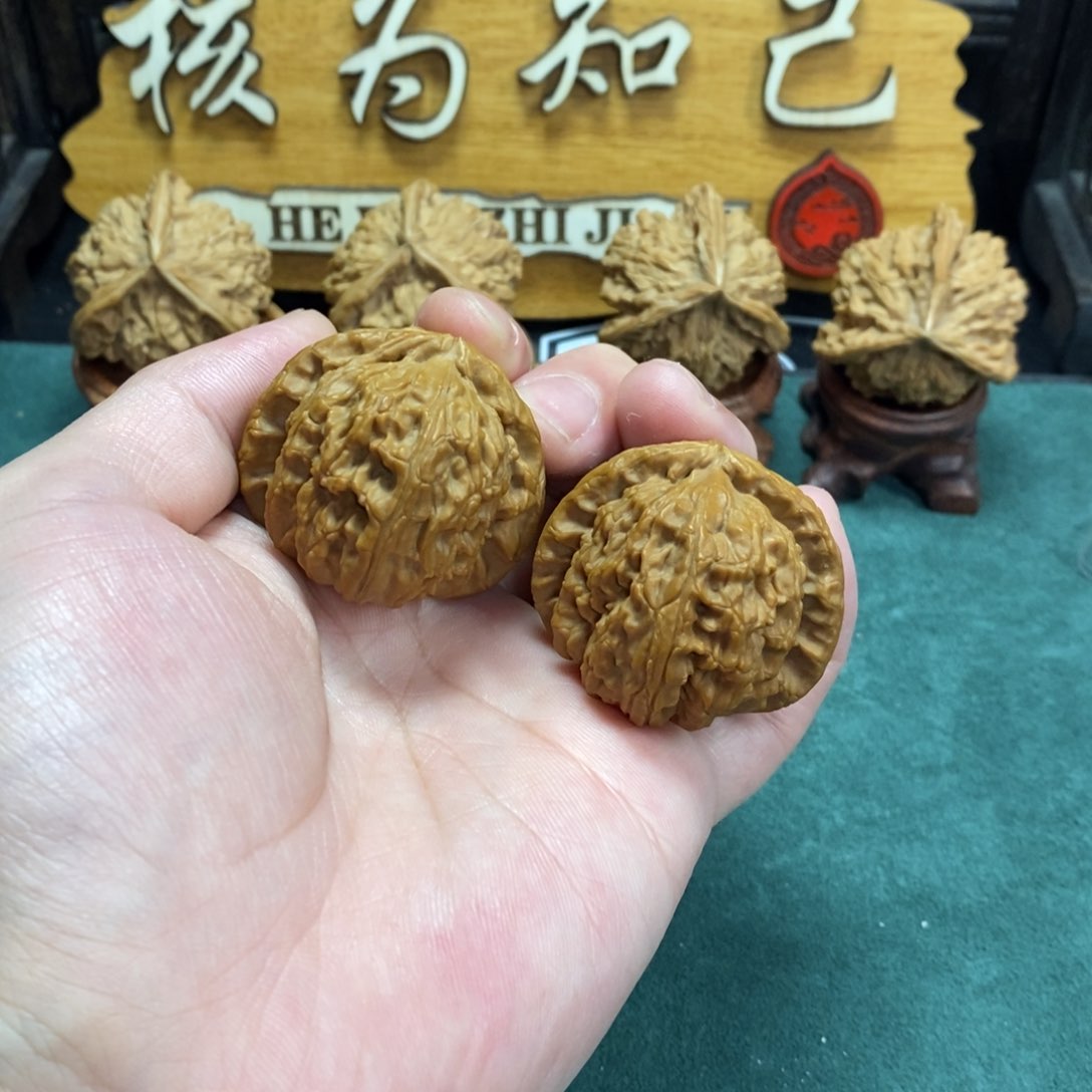 文玩核桃把件三角白40全品