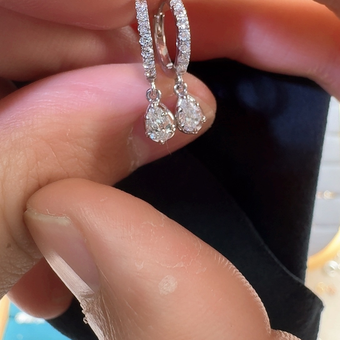 耳饰18K金镶嵌钻石9mm一对天然水滴钻石