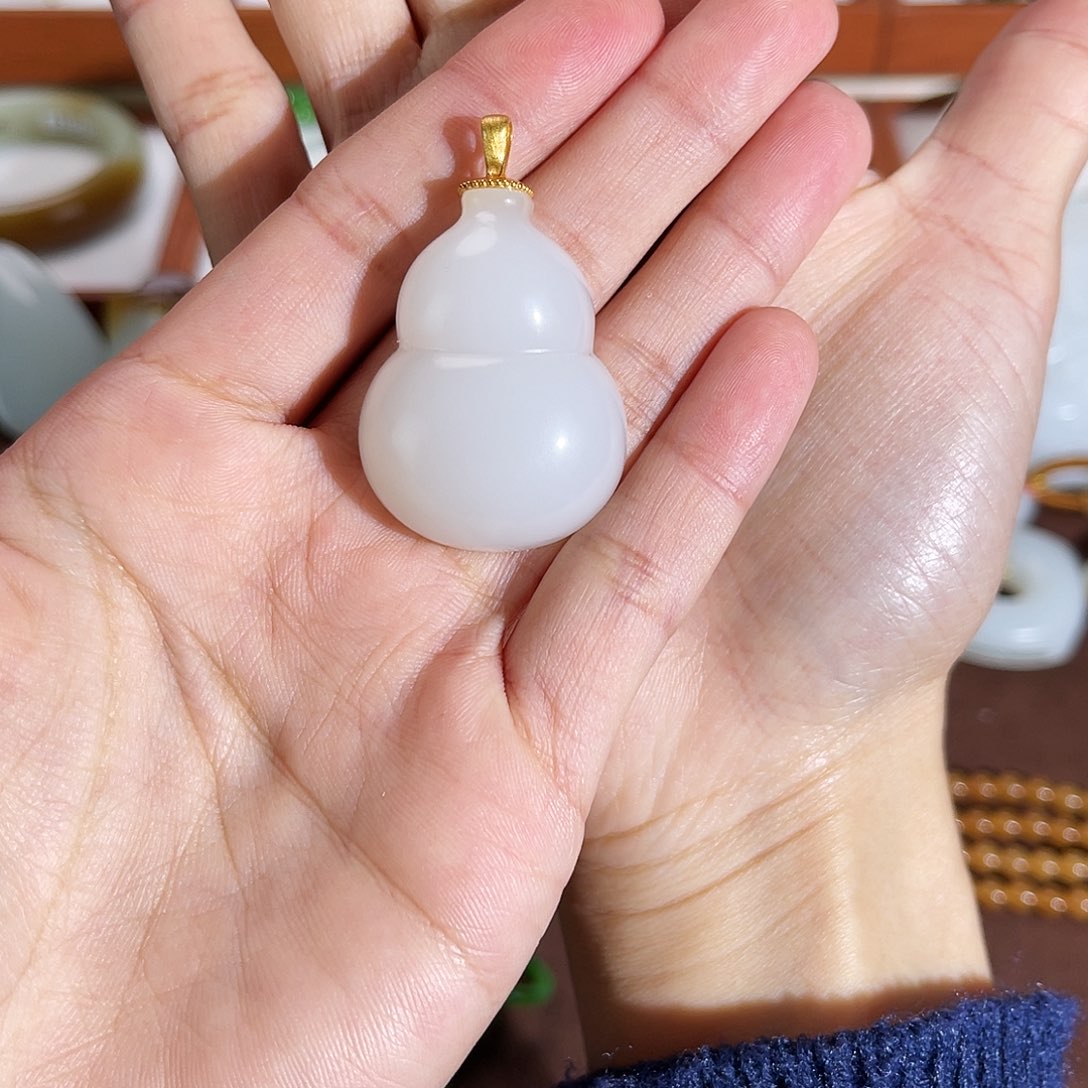 随***去和田玉18K金镶嵌颈饰