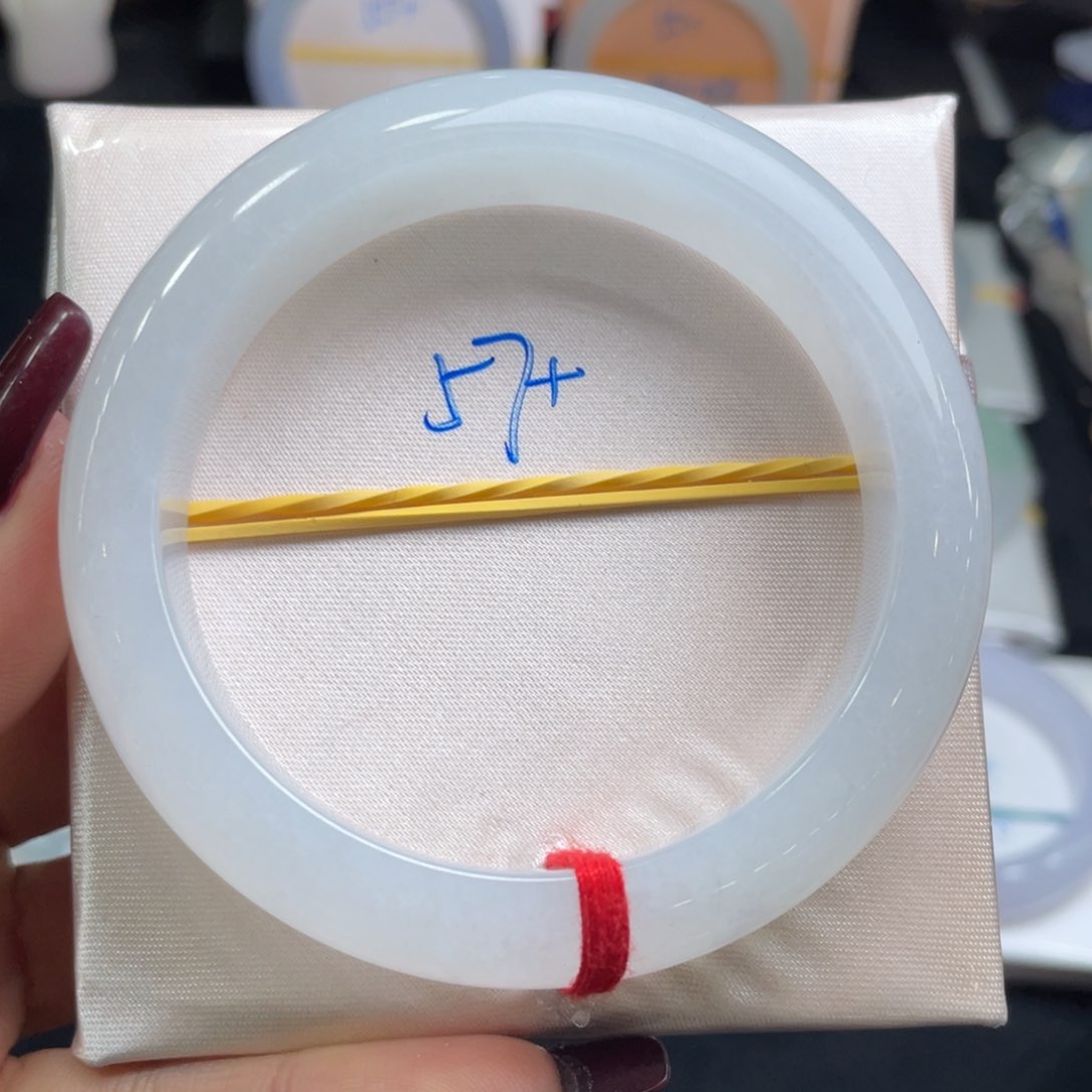 翡翠手镯未镶嵌翡翠手镯