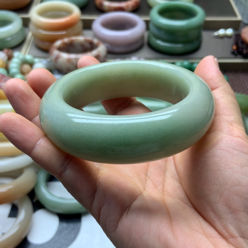 【闪购商品】石英质玉手镯未镶嵌千**蚕