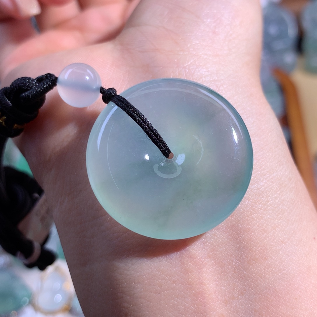 翡翠颈饰未镶嵌平安扣