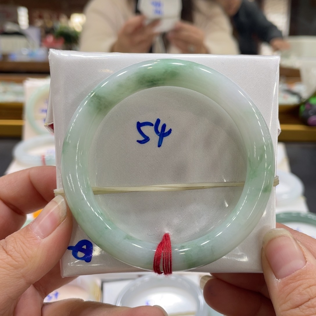 翡翠手镯未镶嵌翡翠