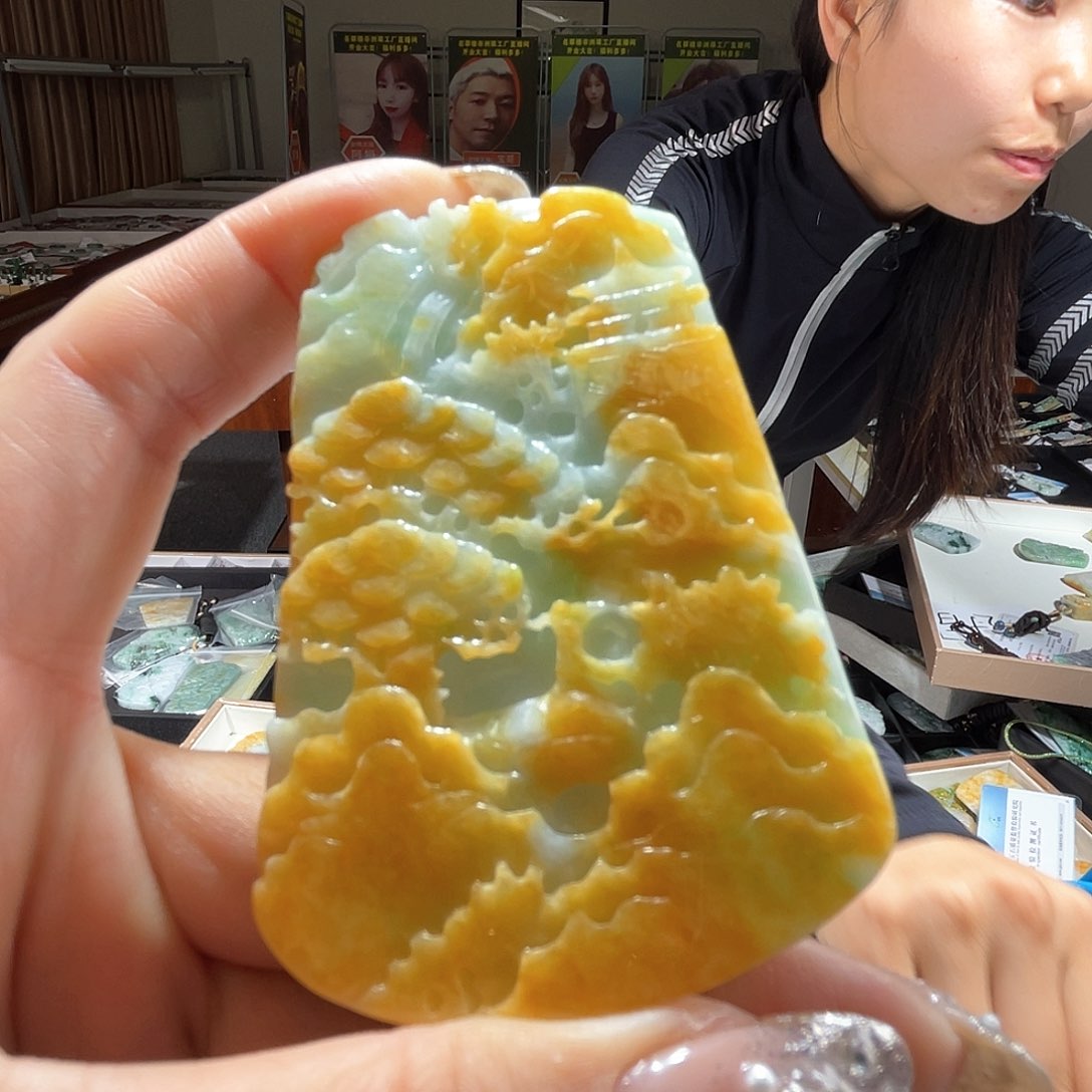 翡翠未镶嵌颈饰一