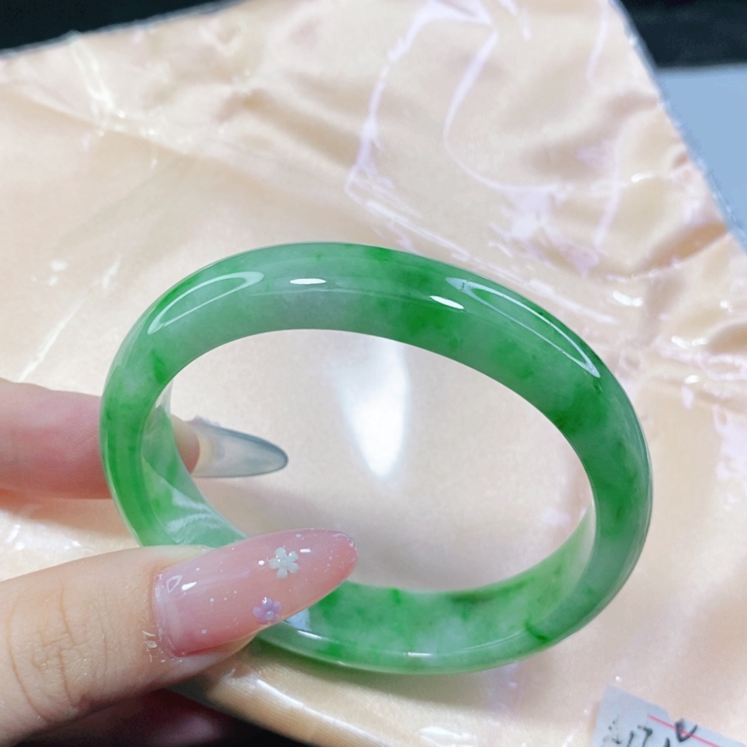 翡翠未镶嵌手镯小***?52 53 贵妃