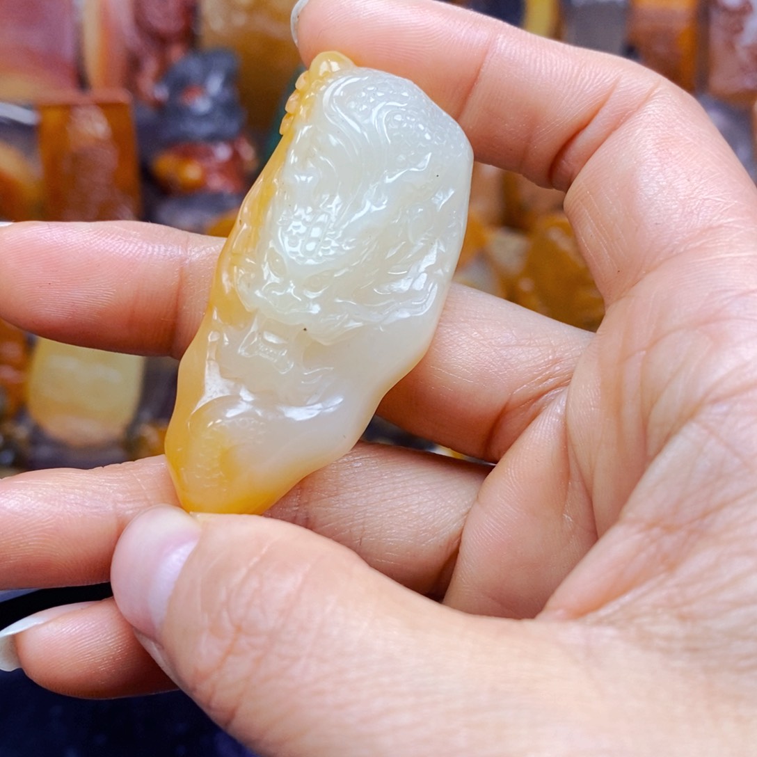 石英质玉（黄龙玉）未镶嵌颈饰