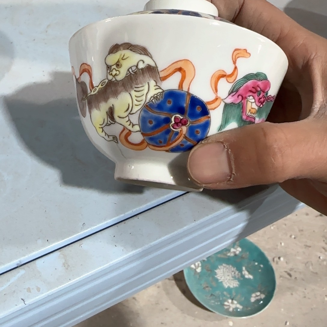 瓷片瓷器上还有一些花纹较小而且