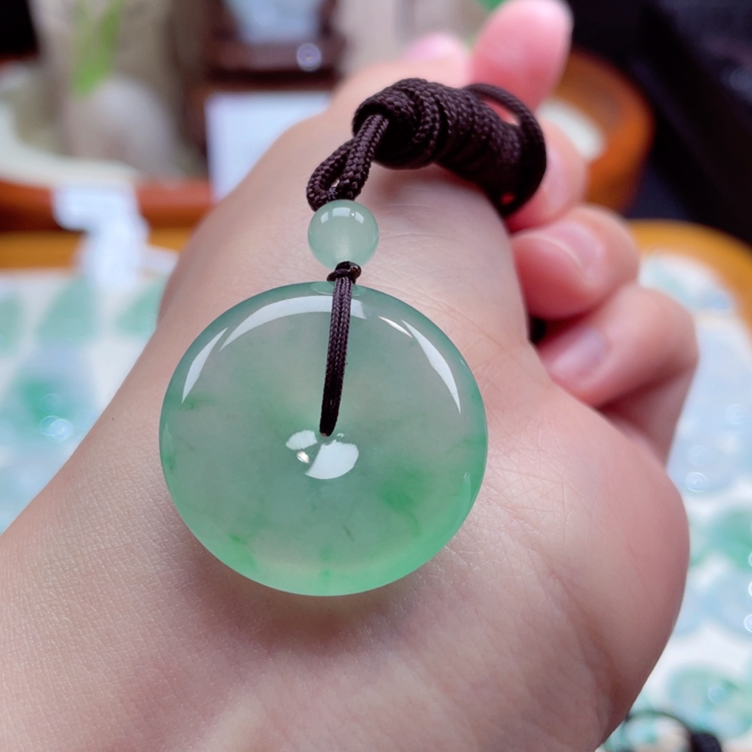 翡翠颈饰未镶嵌扣子