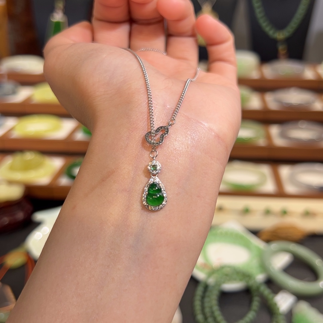 翡翠颈饰银S925镶嵌高冰绿葫芦