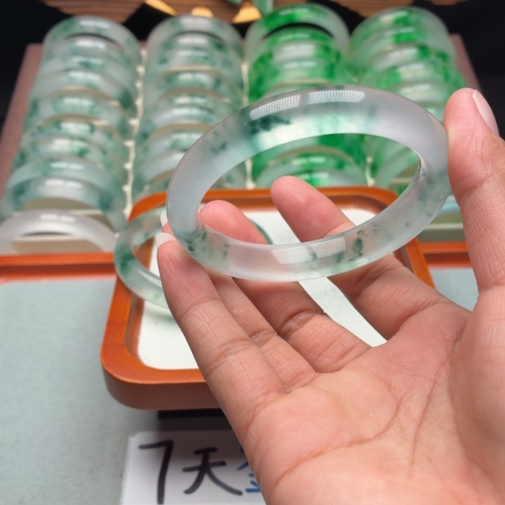 陈***五石英质玉未镶嵌手镯