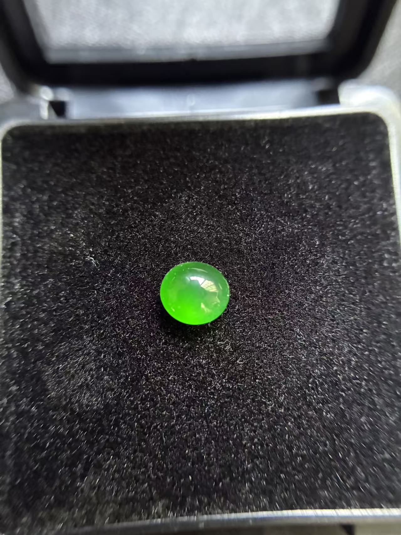自然光拍摄天然A货翡翠蛋面裸石5.7x5.3x3.1（mm）