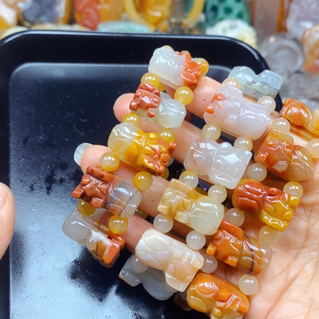 石英质玉（黄龙玉）未镶嵌颈饰