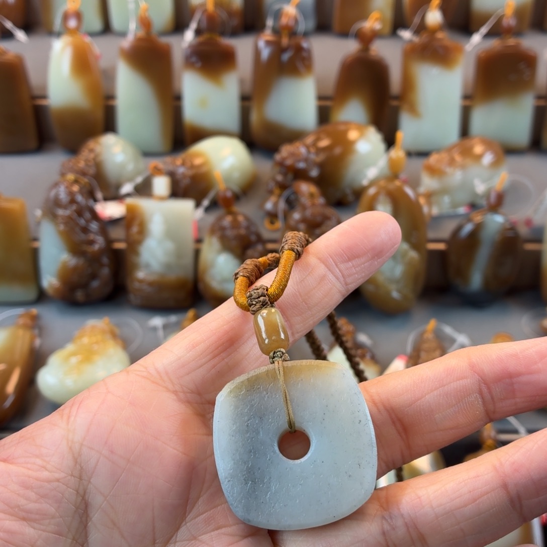 和田玉未镶嵌颈饰