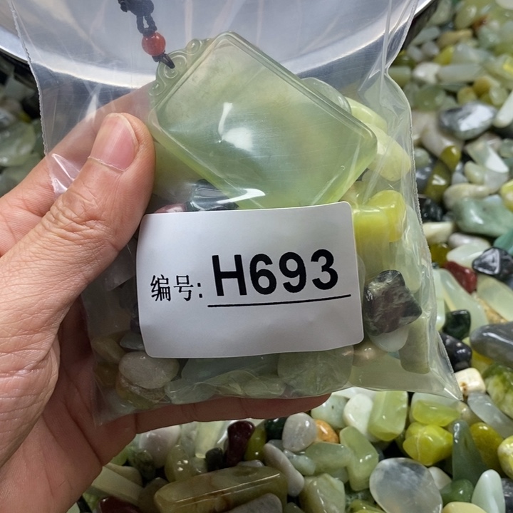 蛇纹石玉鱼缸石未镶嵌
