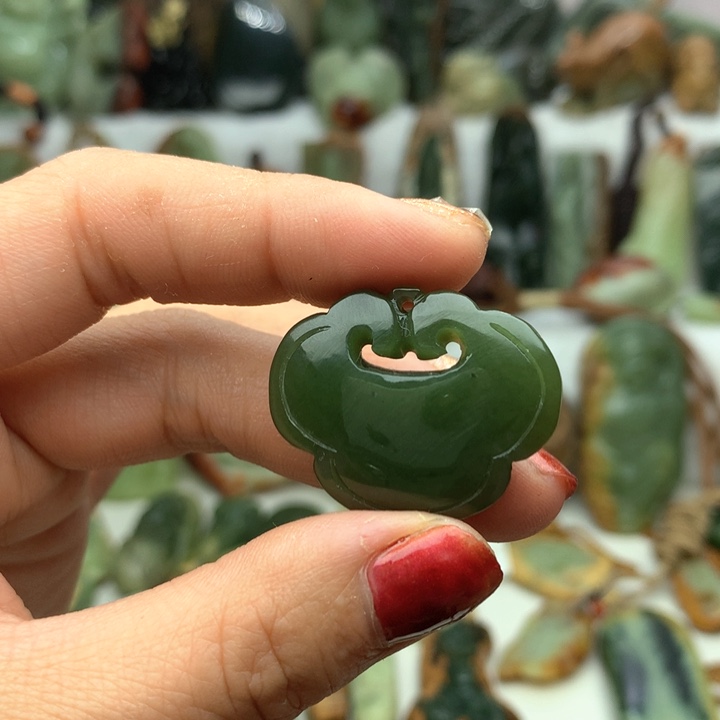 透闪石质玉挂件未镶嵌