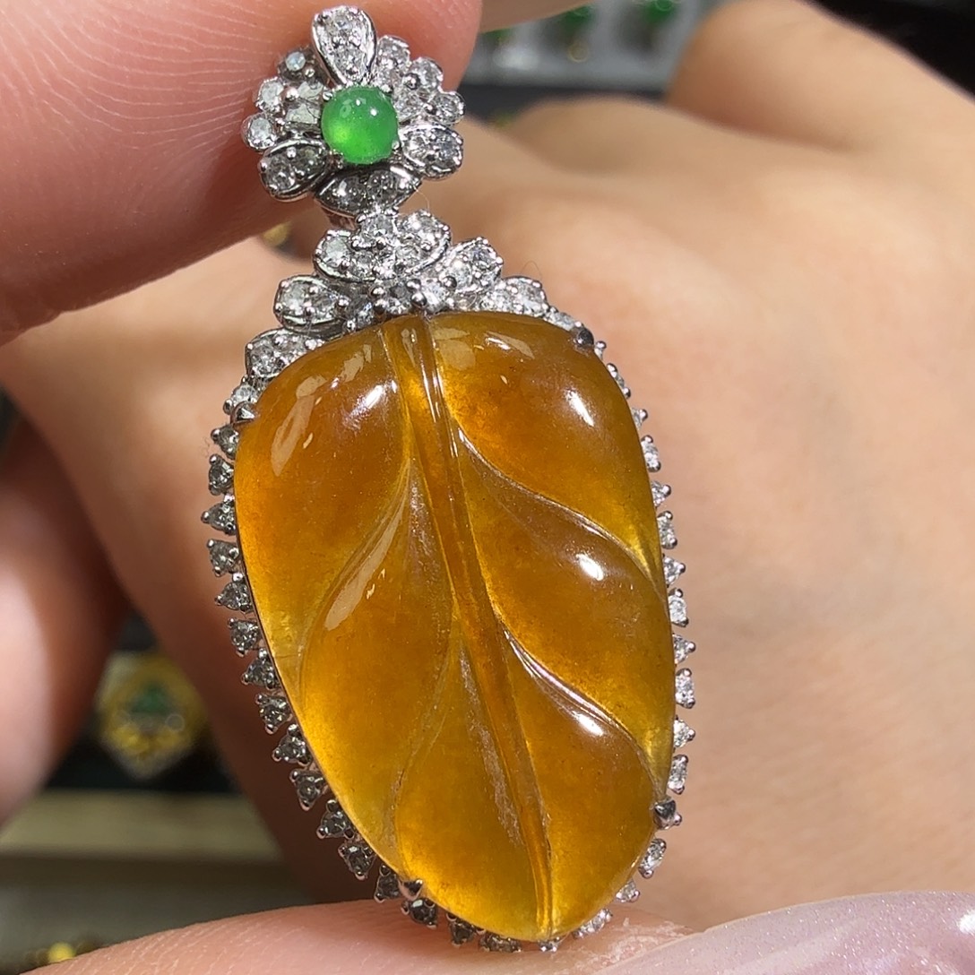 翡翠18K金镶嵌颈饰