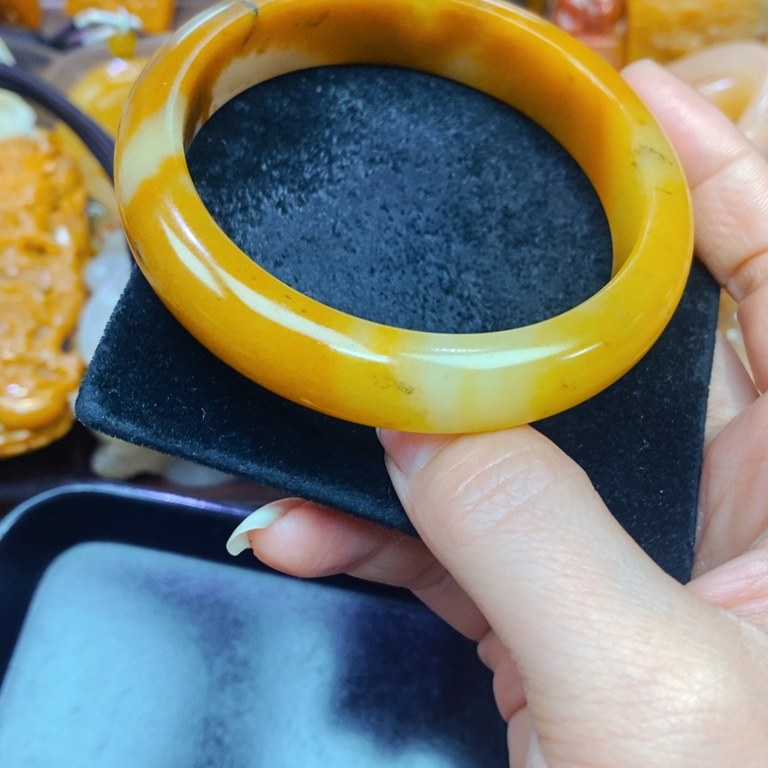 未镶嵌石英质玉（黄龙玉）手链