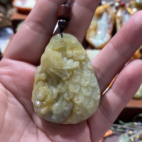 蛇纹石玉未镶嵌颈饰