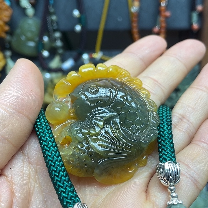 未镶嵌蛇纹石玉颈饰云**曜