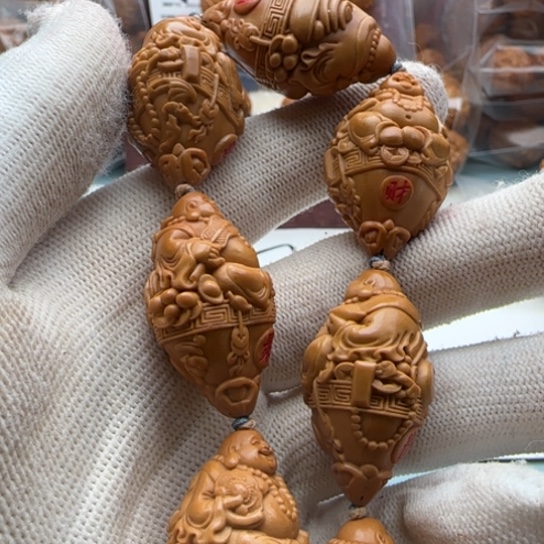 橄榄核手串闲**鹤雕刻工艺