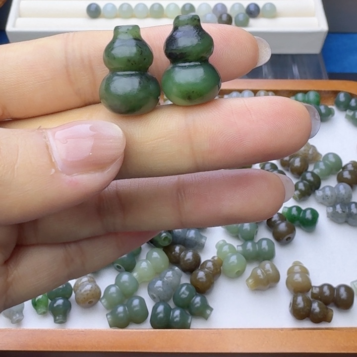 刷***对和田玉（糖玉）未镶嵌车挂