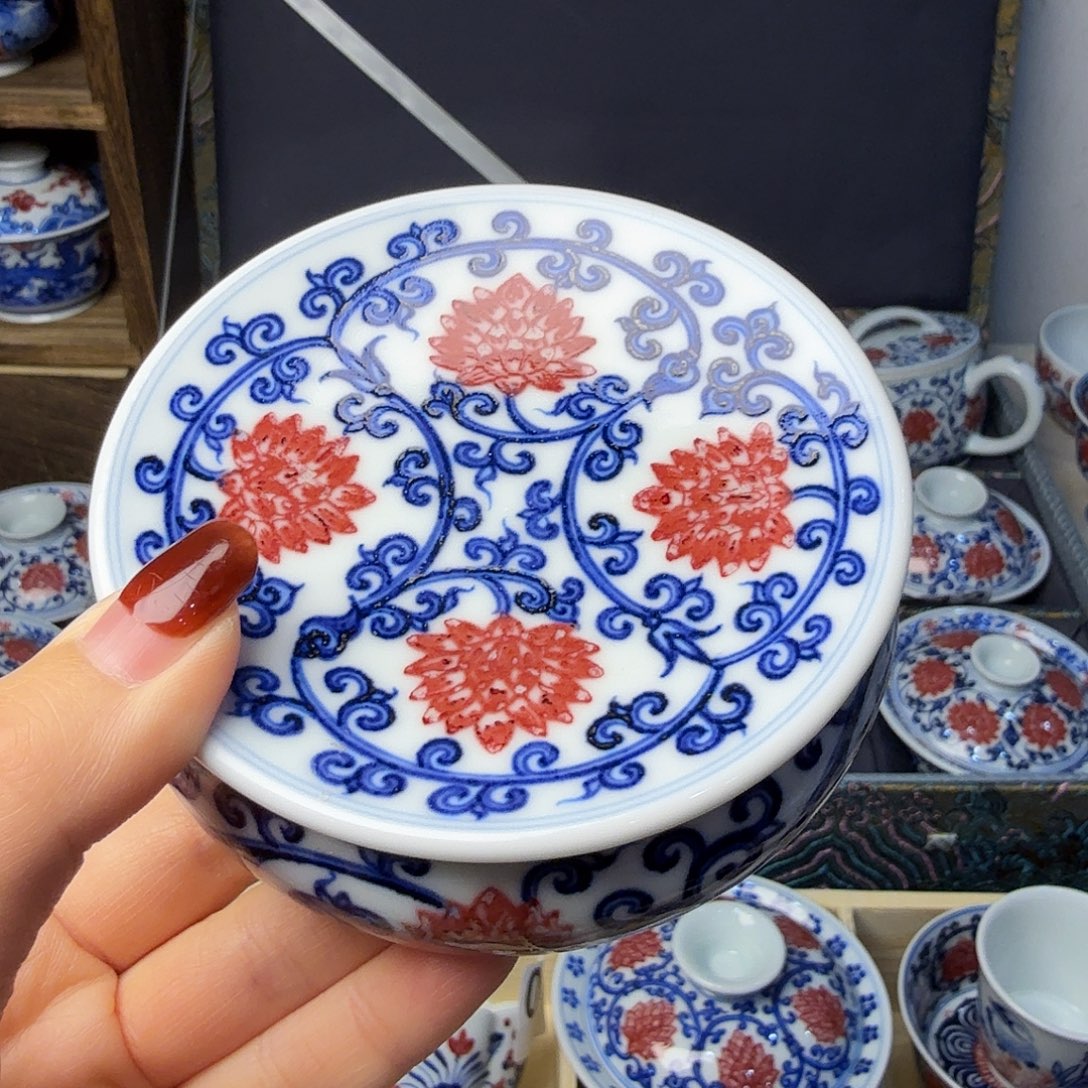 青花釉里红盖置活动款