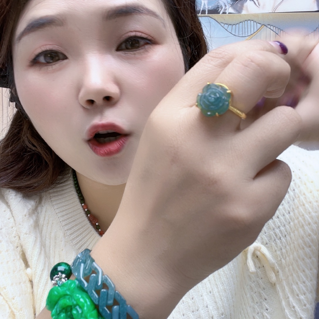 翡翠未镶嵌颈饰戒指