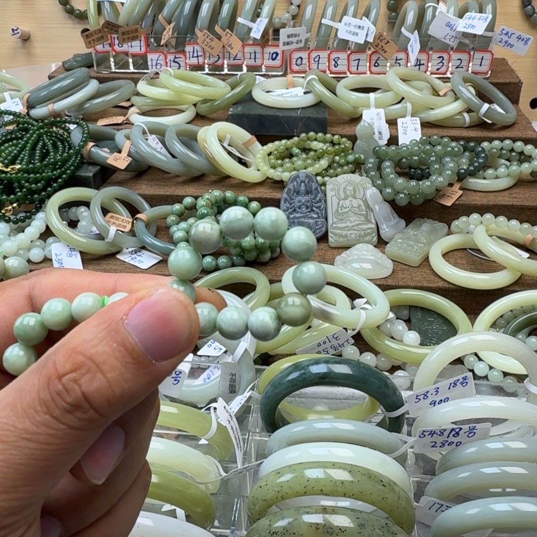 抬***空和田玉未镶嵌手链