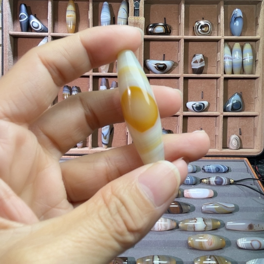 在***前玛瑙/玉髓合金颈饰